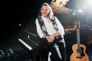 ROGER HODGSON LEANING ON PIANO RS1_0820